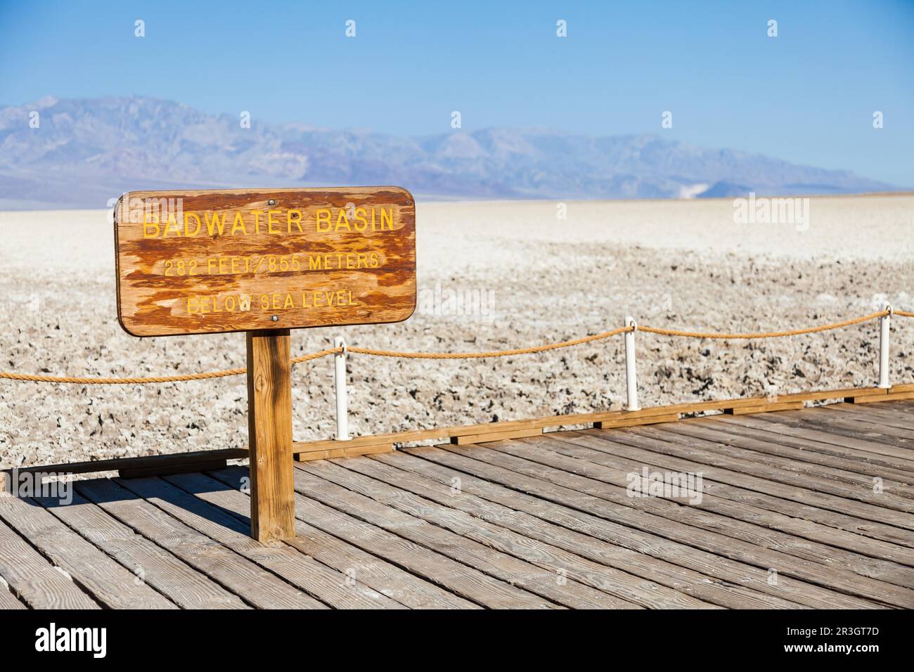 Stati Uniti d'America, Valle della Morte. Punto Badwater: sale strada in mezzo al deserto Foto Stock