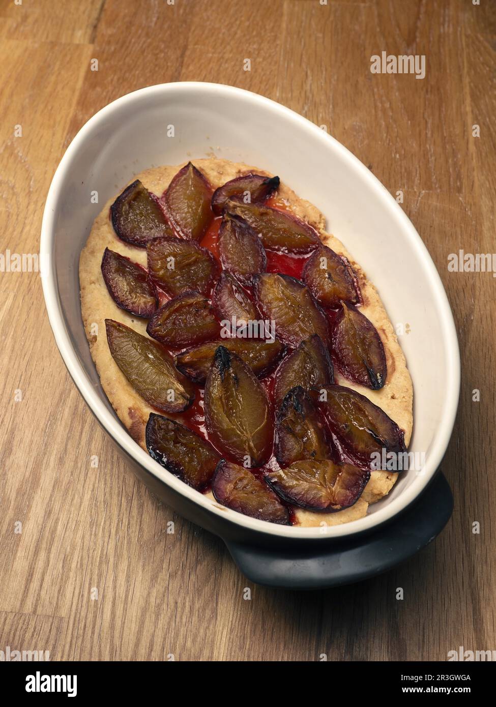 Torta di susina in una teglia da forno, cibo sano fatto in casa, cibo biologico Foto Stock