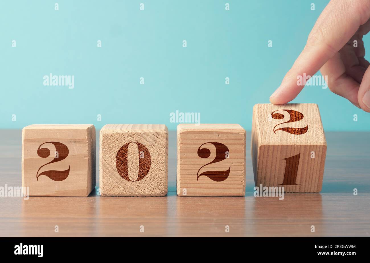 Flipping cubetti di legno con il numero di anno 2021 e 2022, concetto di Capodanno, periodo di Natale stagionale Foto Stock