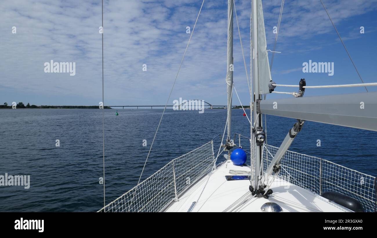 Lo yacht a vela si avvicina al ponte di Fehmarnsund Foto Stock