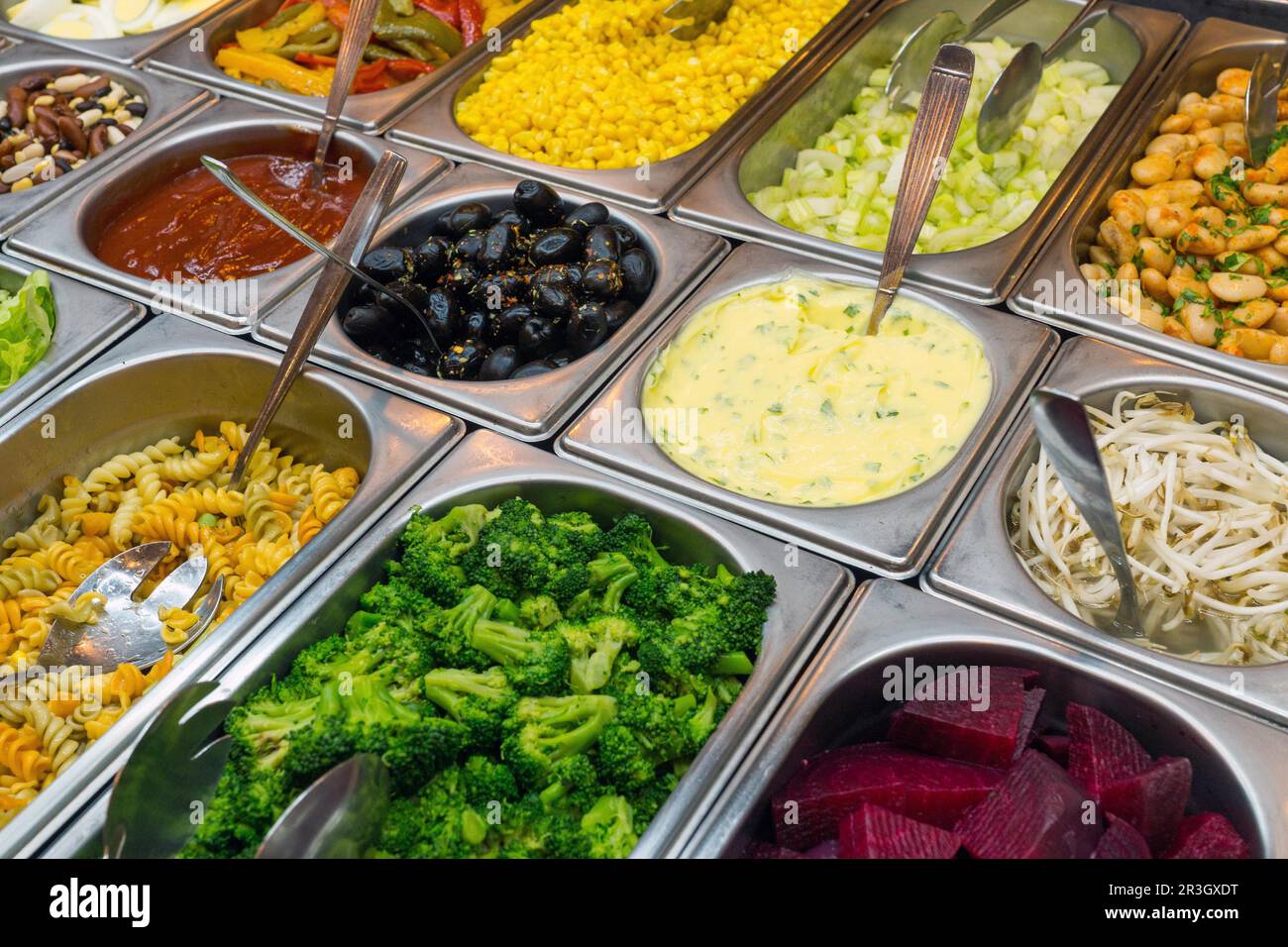 Buffet di insalate con ampia scelta Foto Stock