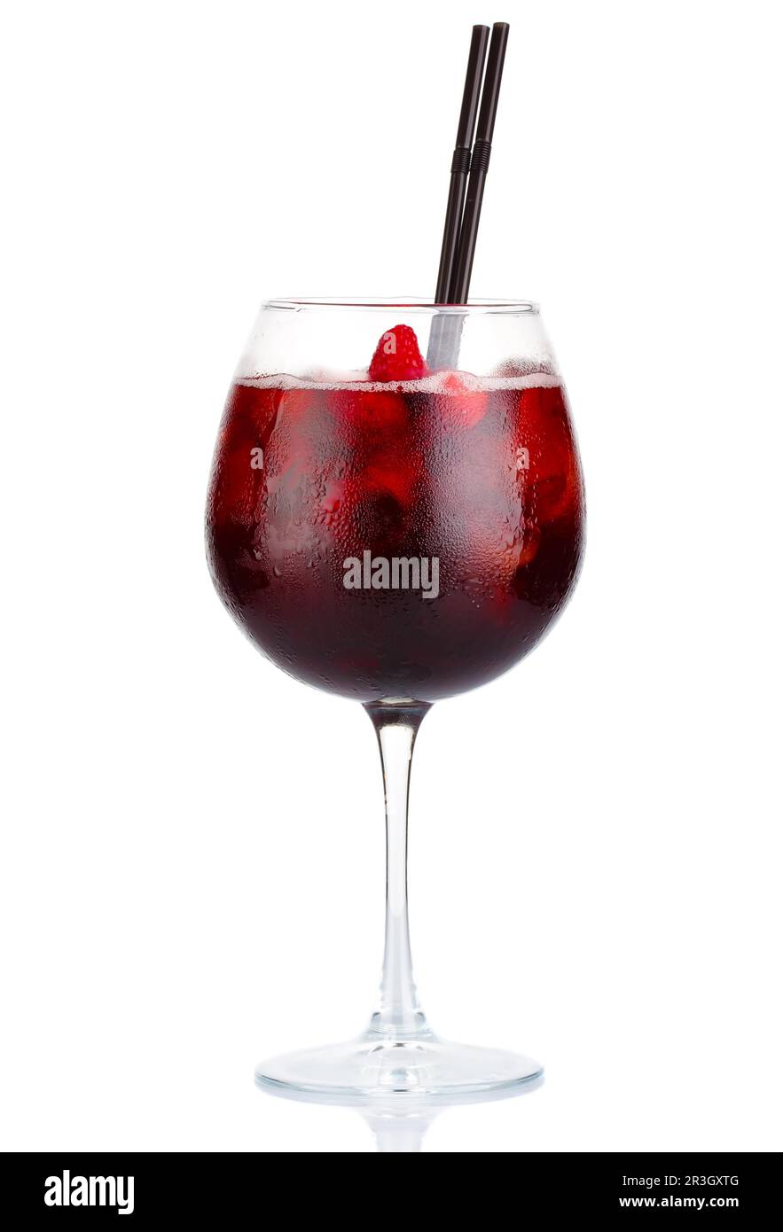 Alcool rosso cocktail con vino rosso e lamponi isolato su bianco Foto Stock