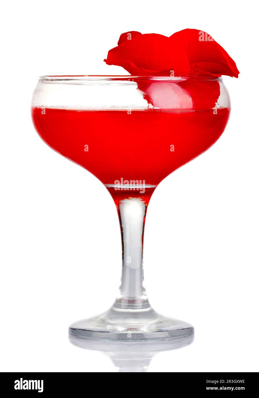 Rosso cocktail alcolici con petali di rosa isolato su sfondo bianco Foto Stock