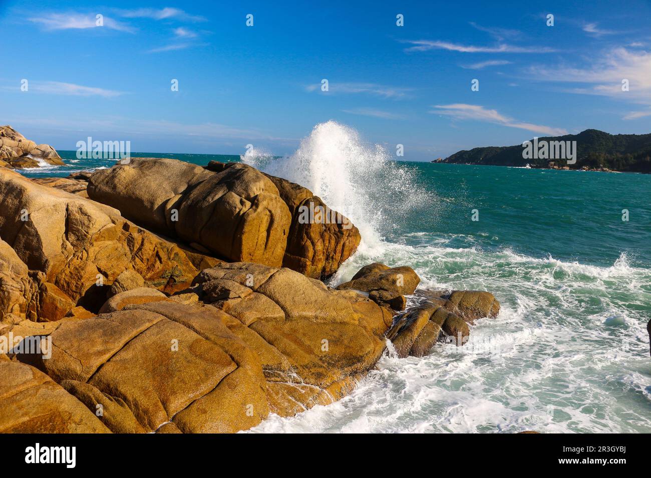 Le onde del mare che si infrangono sugli scogli immagini e fotografie ...
