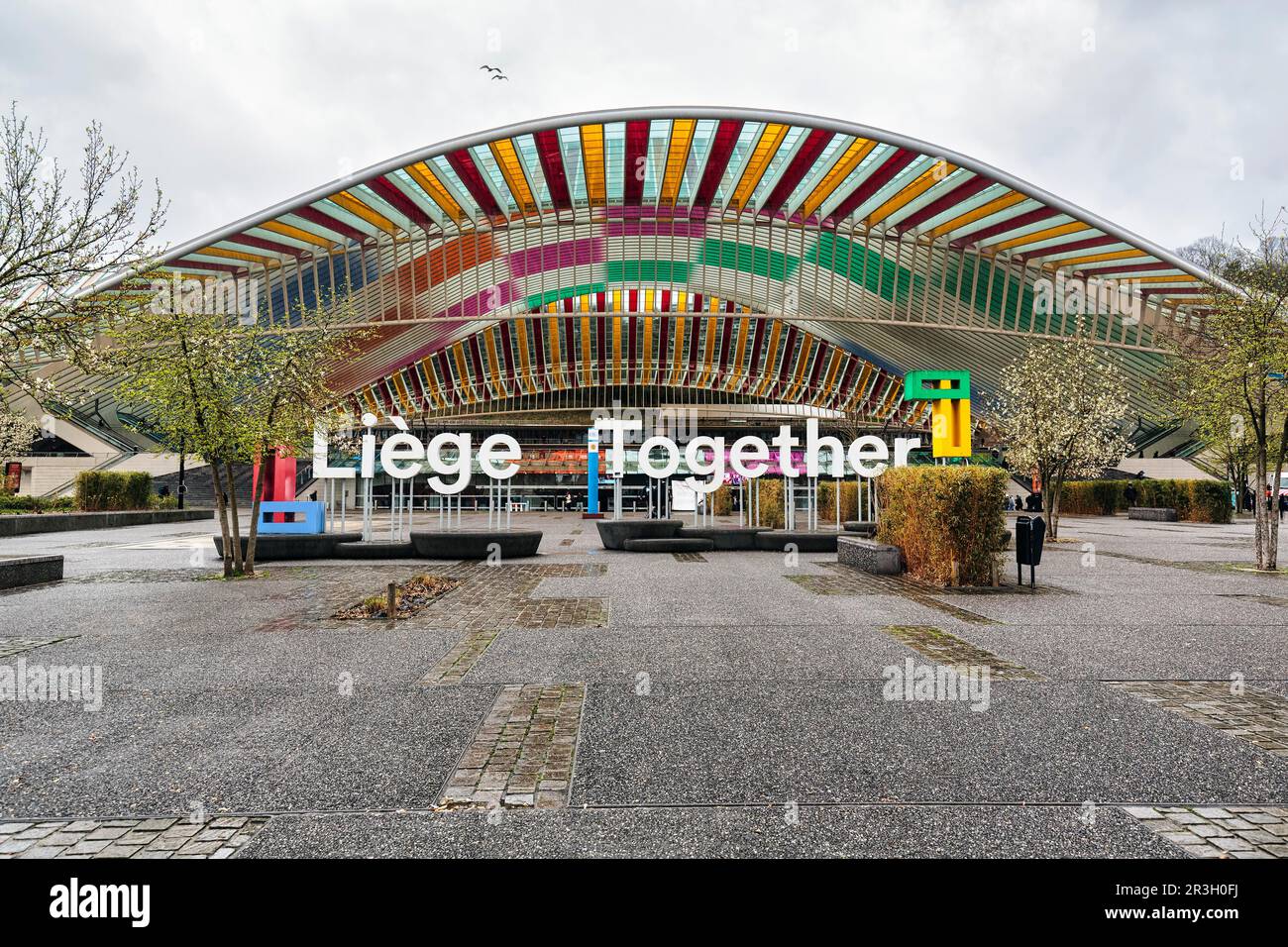 Scrivere Liegi insieme, grandi lettere, marketing di posizione, per la convivenza nella grande città, stazione di piazzale Liegi-Guillemins, Liegi, Belgio Foto Stock