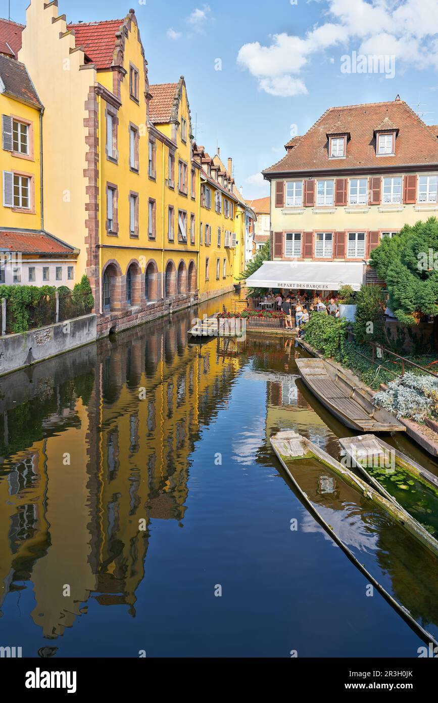 Il fiume Lauch con barche per i turisti nel quartiere di la Petite Venise nella pittoresca Colmar Foto Stock