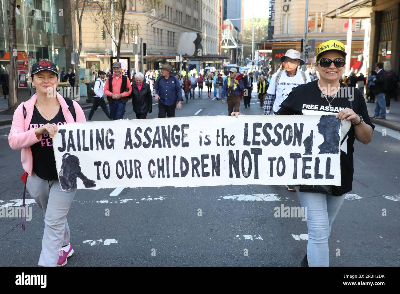 Sydney, Australia. 24th maggio 2023. I parenti di Julian Assange hanno partecipato al ‘Free Julian Assange!’ rally alla Archibald Fountain di Hyde Park prima di una marcia attraverso il centro di Sydney. Il rally coincide con quello che sarà il primo viaggio di Joe Biden in Australia dalla sua elezione al Quad Summit di Sydney, mercoledì. Tuttavia, il Presidente Biden ha annullato i suoi accordi prima che il primo Ministro albanese abbia annunciato la cancellazione dell'intero evento. Credit: Richard Milnes/Alamy Live News Foto Stock