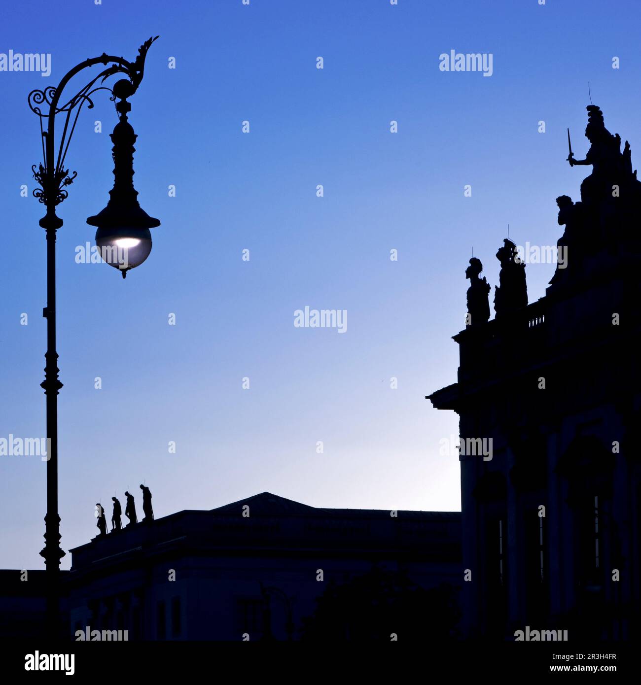 Lanterne di gas della vecchia Berlino nell'ora blu al Museo storico tedesco, Berlino, Germania, Europa Foto Stock