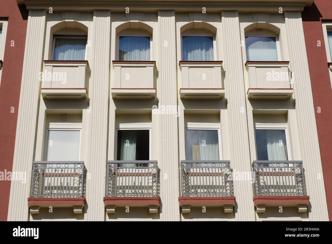 Facciata vecchia con finestre e balcone Foto Stock