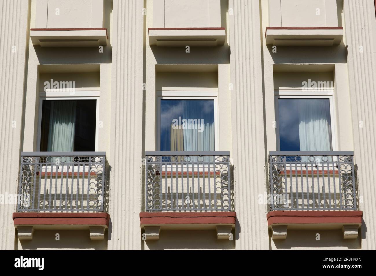 Facciata vecchia con finestre e balcone Foto Stock