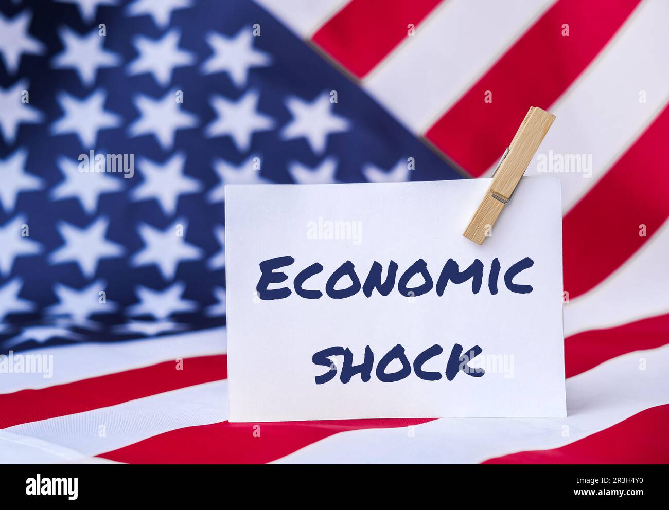 La bandiera nazionale degli Stati Uniti. American Flag e carta nota messaggio di testo SHOCK ECONOMICO. fame globale, inflazione, prezzi elevati, incre Foto Stock