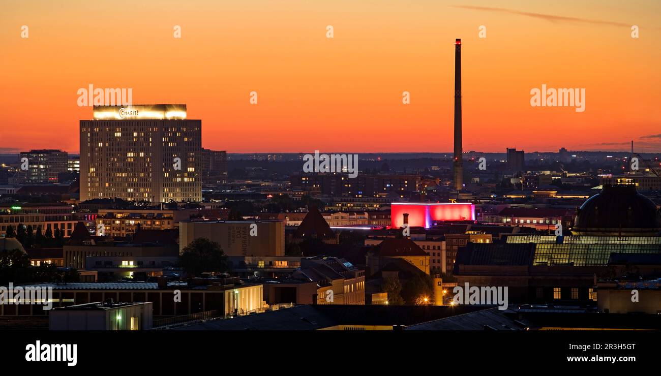 CharitÃ alto letto e il camino della centrale termale di Vattenfall, Berlino, Germania Foto Stock