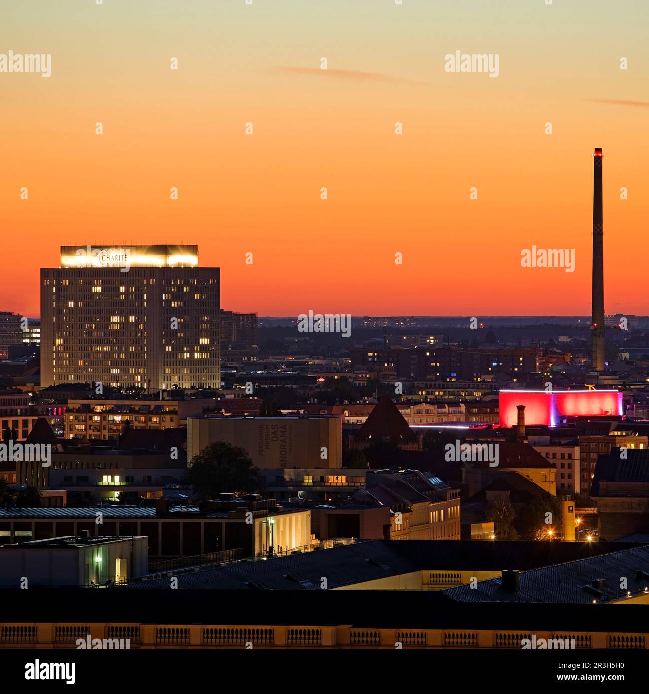 CharitÃ alto letto e il camino della centrale termale di Vattenfall, Berlino, Germania Foto Stock