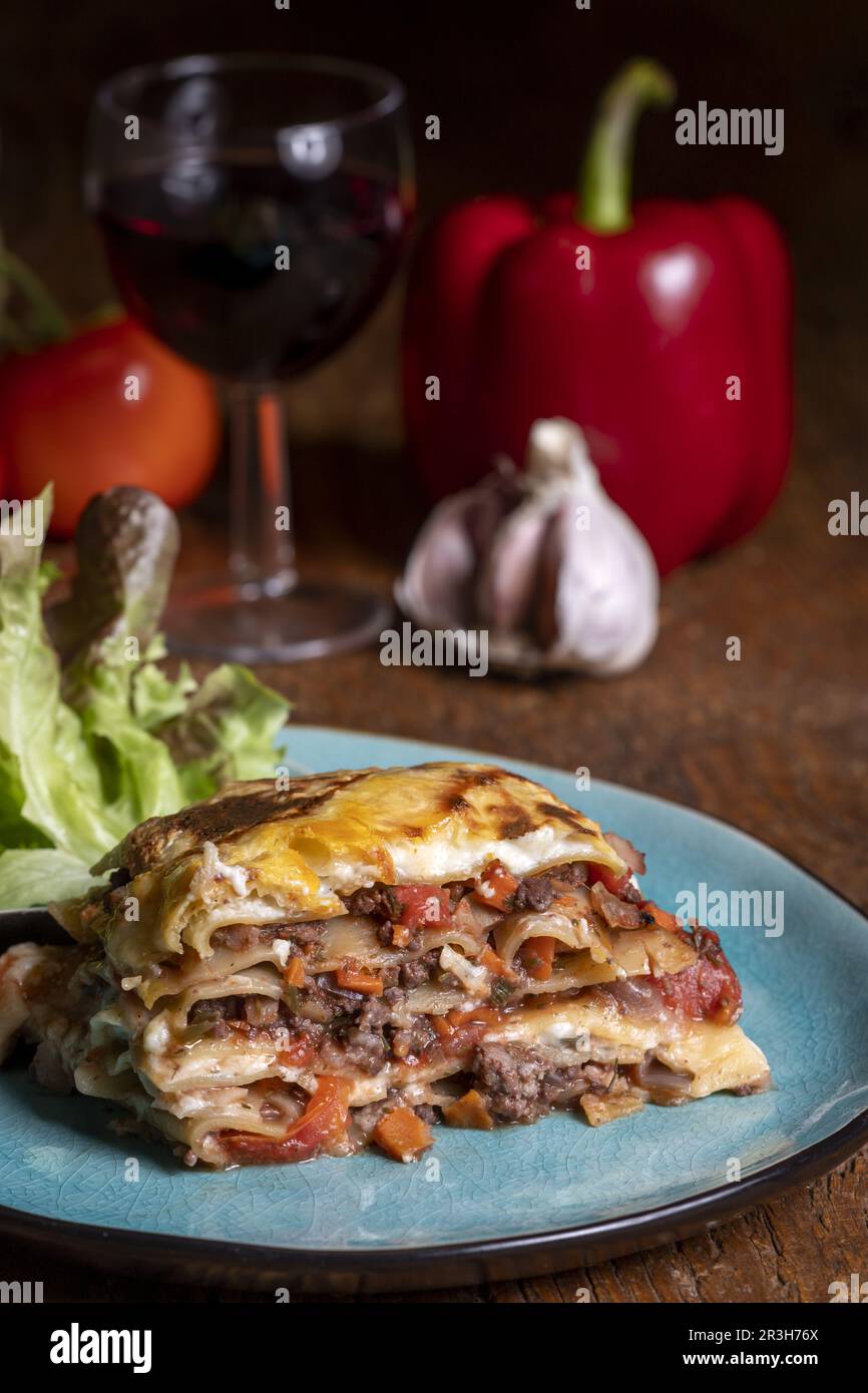 Servire le lasagne su un piatto Foto Stock