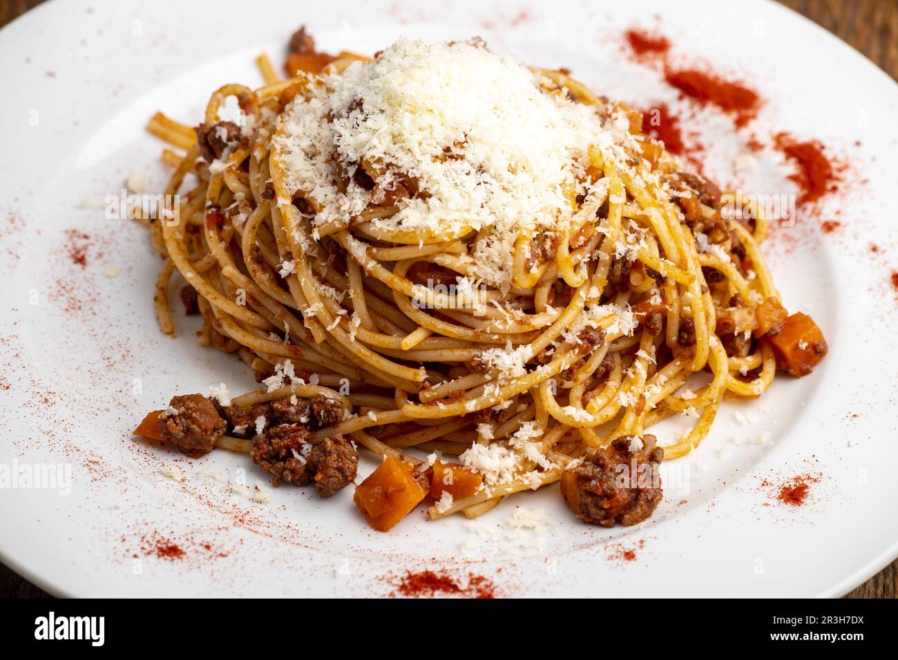 Spaghetti alla Bolognaise su piatto bianco Foto Stock