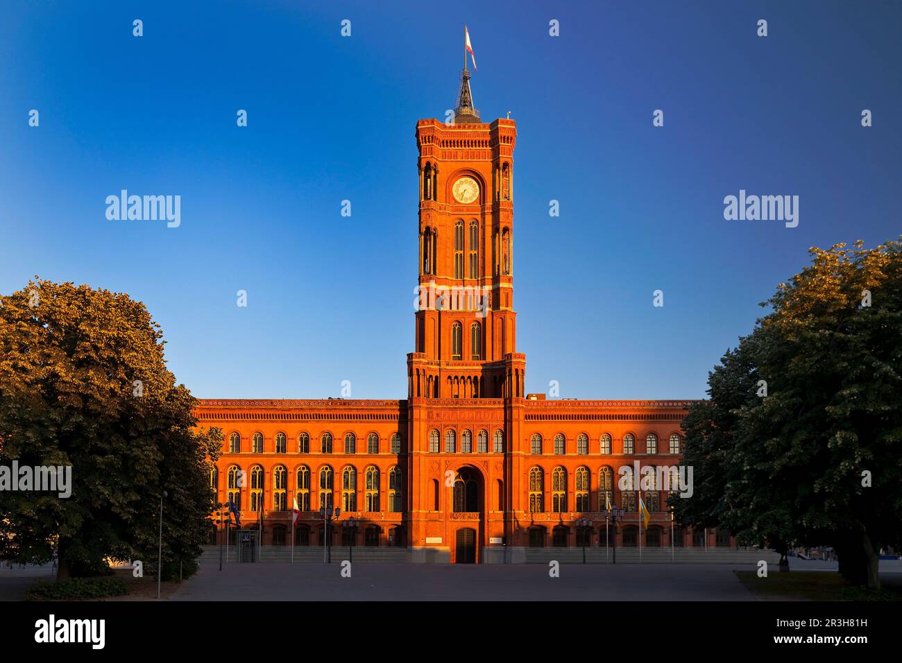 Rotes Rathaus alla luce della sera, Berlino Mitte, Berlino, Germania, Europa Foto Stock