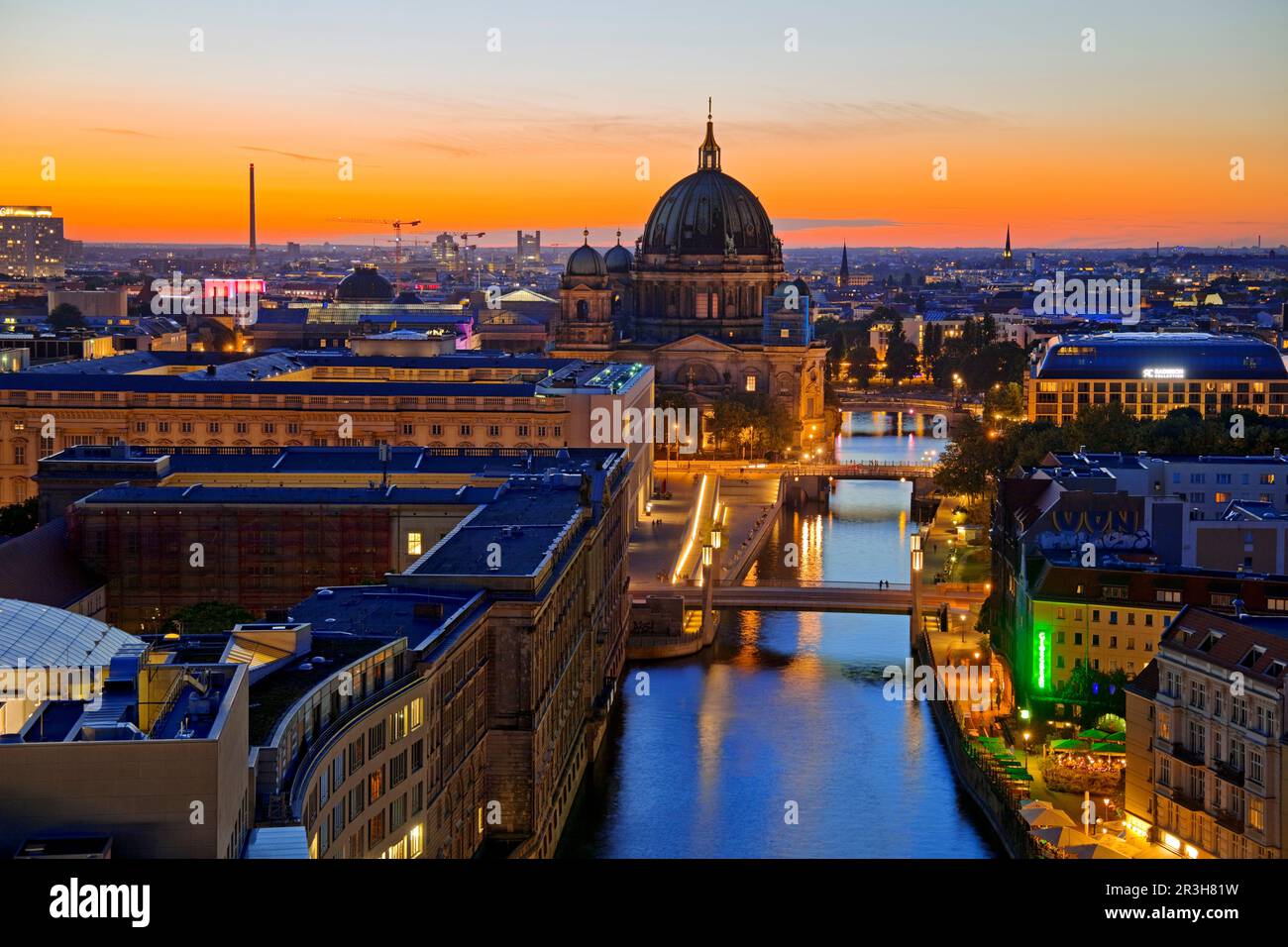 La Cattedrale di Berlino con lo Spree nel bagliore serale, Berlino Mitte, Berlino, Germania, Europa Foto Stock