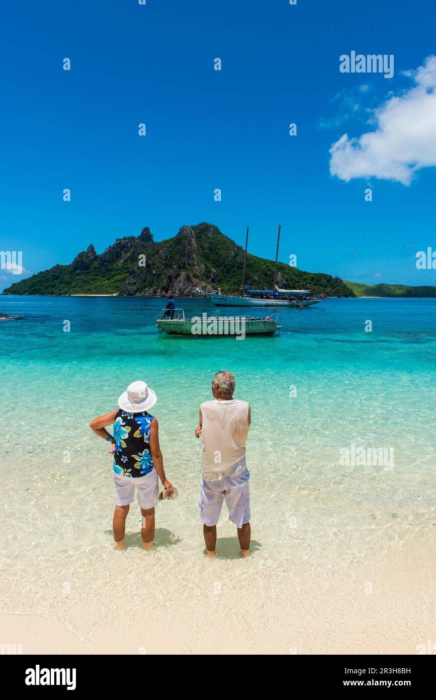 I turisti che si godono le belle acque turchesi di Monuriki o Cast Away Island, le isole Mamanuca, Figi Foto Stock