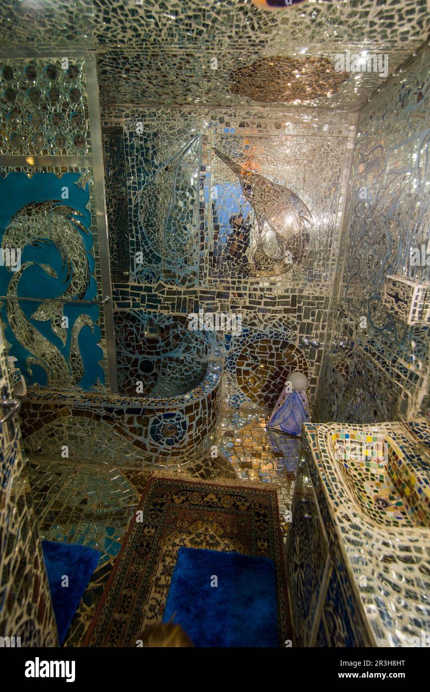 Pareti coperte di specchio nella Casa degli specchi, Kuwait City, Kuwait Foto Stock