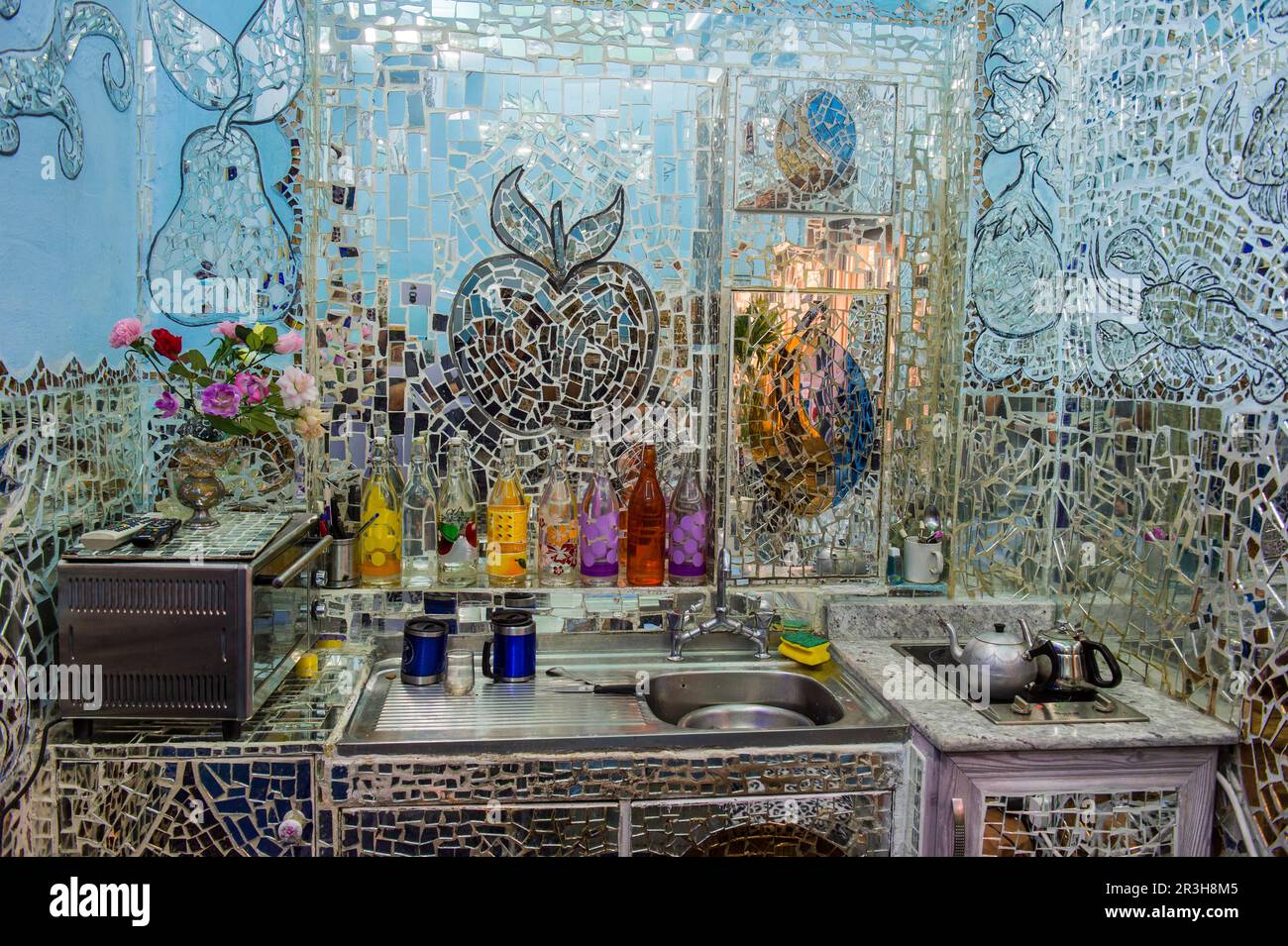 Pareti coperte di specchio nella Casa degli specchi, Kuwait City, Kuwait Foto Stock
