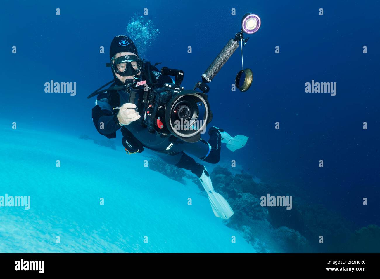 Cameraman con videocamera subacquea professionale tipo ROSSO Dragon X 6K Digital Cinema Camera in Nauticam alloggiamento subacqueo, Sulu Sea, Pacifico Foto Stock