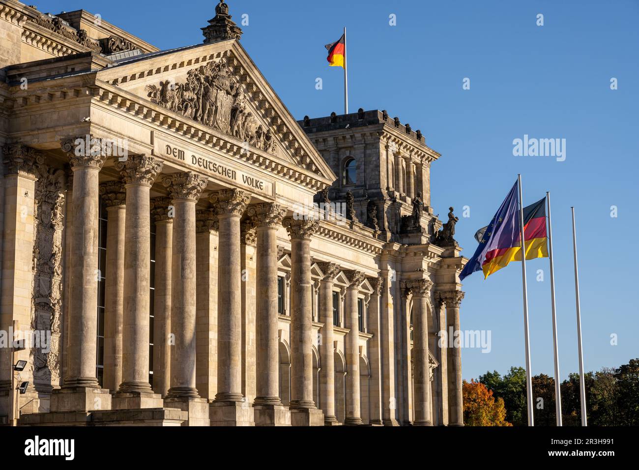 Il portale d'ingresso del Reichstag di Berlino con bandiere europee e tedesche Foto Stock
