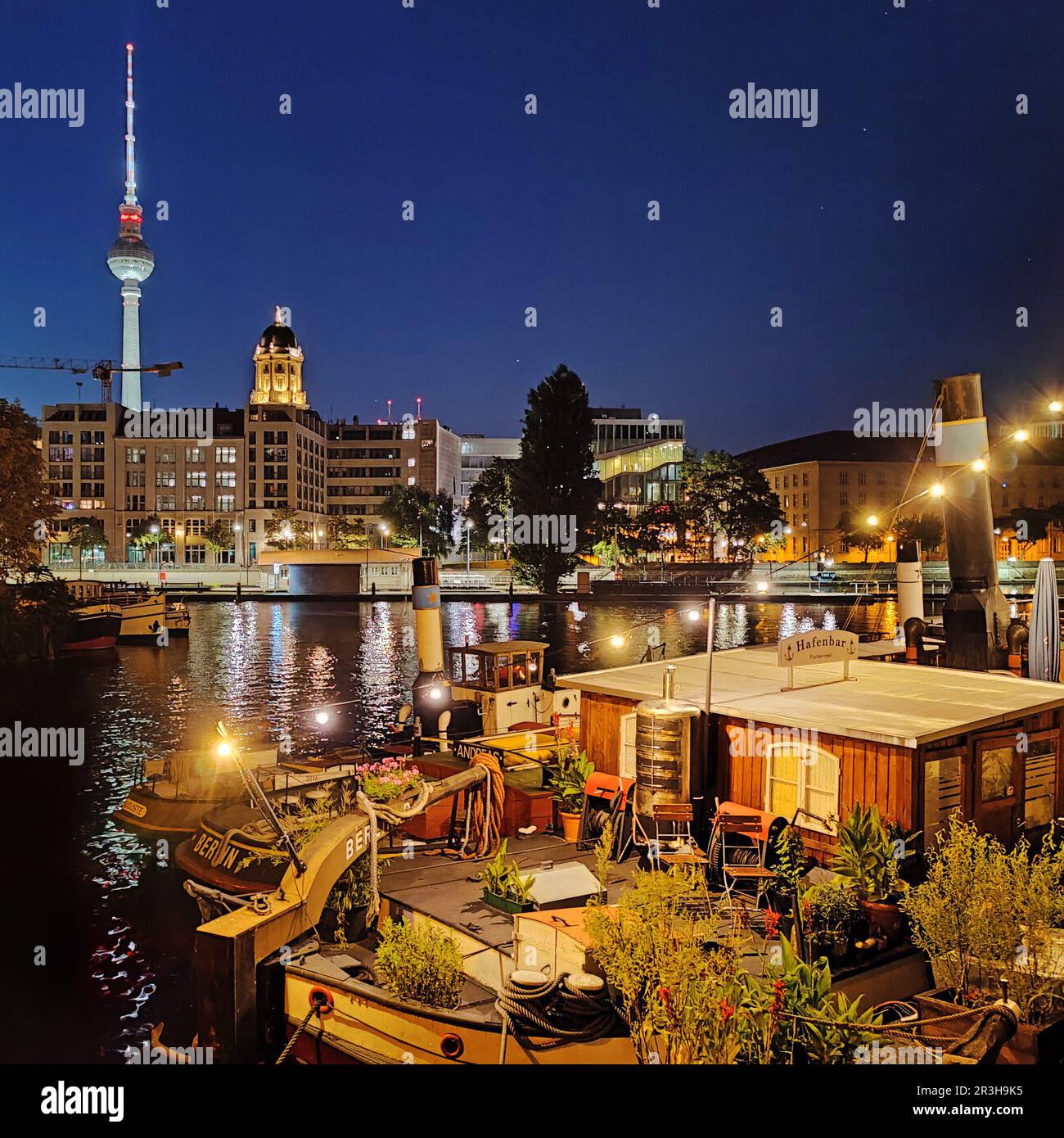Porto storico con le navi museo e la torre della televisione nell'ora blu, Spree, Berlino, Germania, Europa Foto Stock