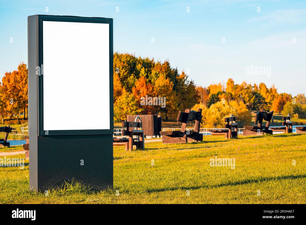Cartellone pubblicitario vuoto in un parco durante la stagione autunnale Foto Stock