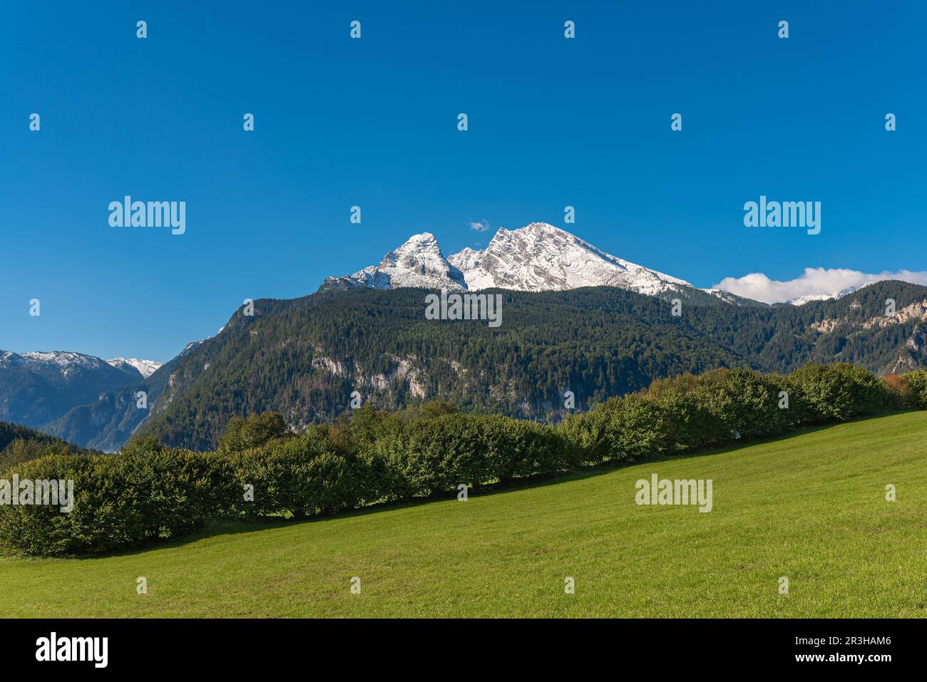 Il massiccio di Watzmann con il picco medio di Watzmann è la terza montagna più alta della Germania Foto Stock