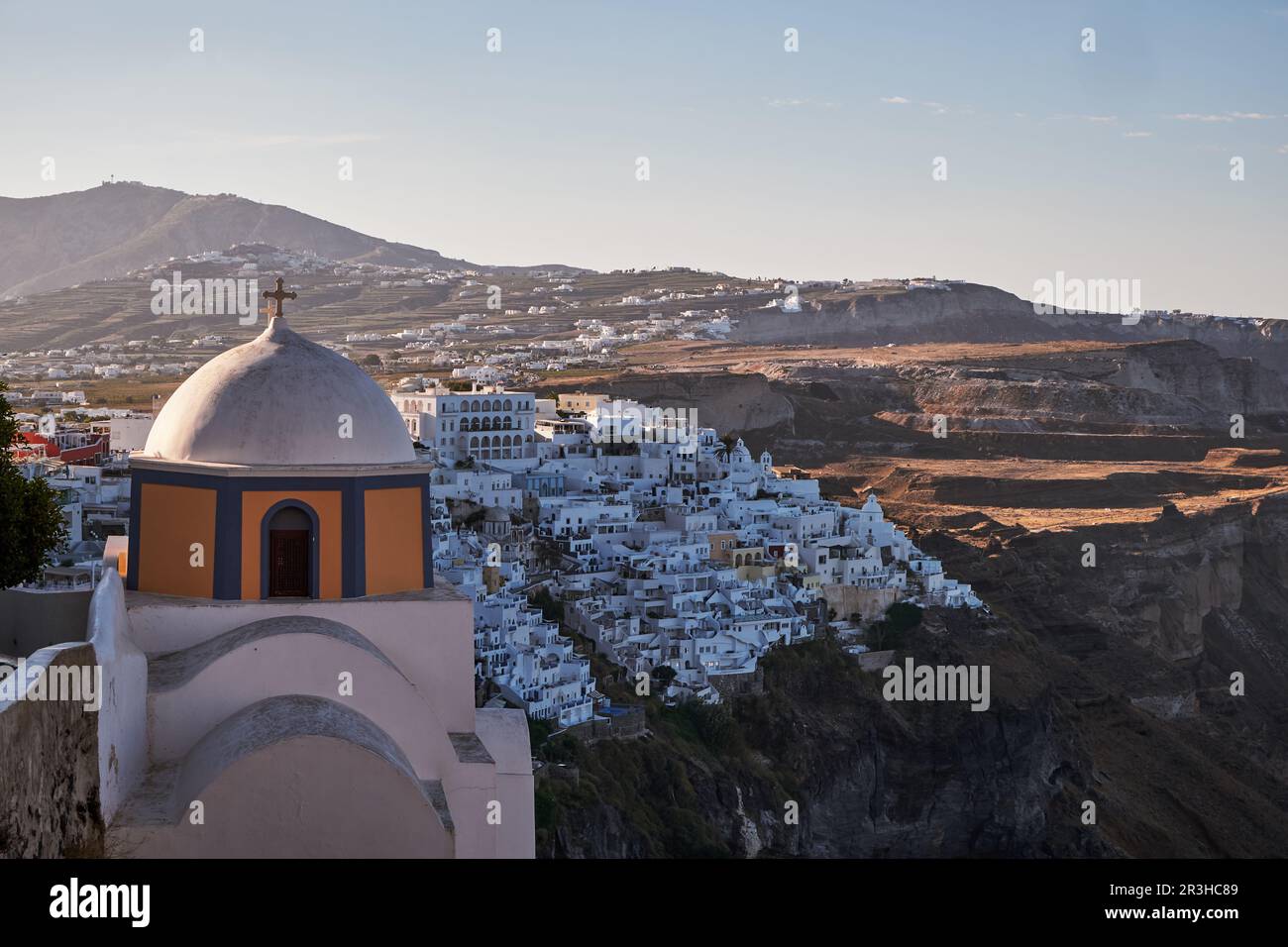 Vista aerea panoramica del villaggio di Fira e della chiesa cattolica di Saint Stylianos a Santorini Island, Grecia - tradizionale Hou bianco Foto Stock