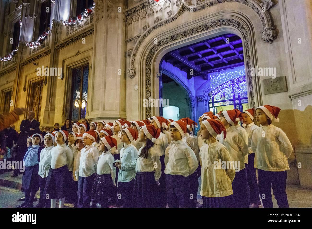 Canto de villancicos por el coro infantil del Teatre Principal de Palma, Palau Reial, edificio neogotico del siglo XIX, sede del Consell Insular de Mallorca - consejo insular de Mallorca, Palma,Mallorca, Islas Baleares, Spagna. Foto Stock