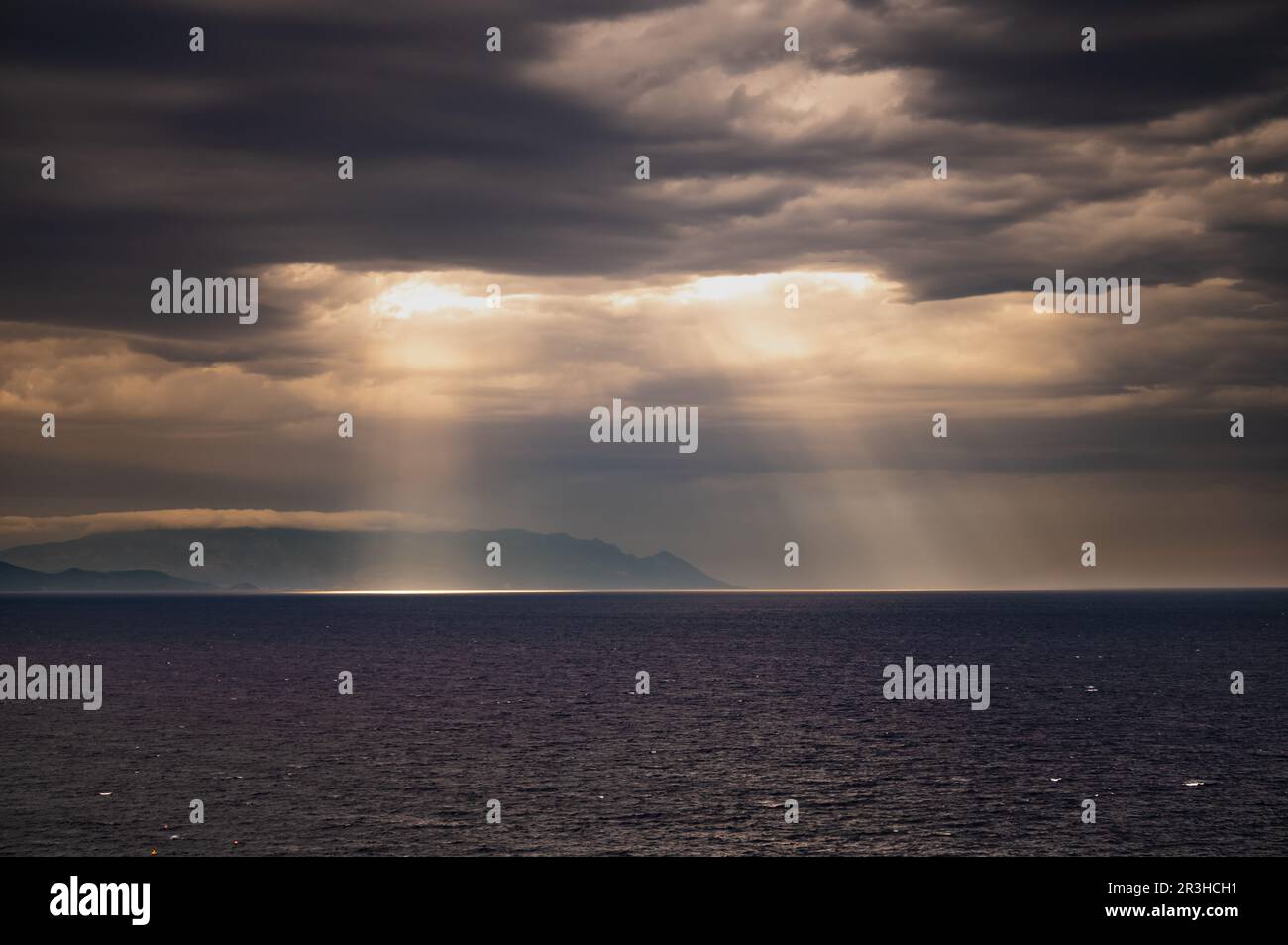 Raggi del sole attraverso le nuvole Foto Stock
