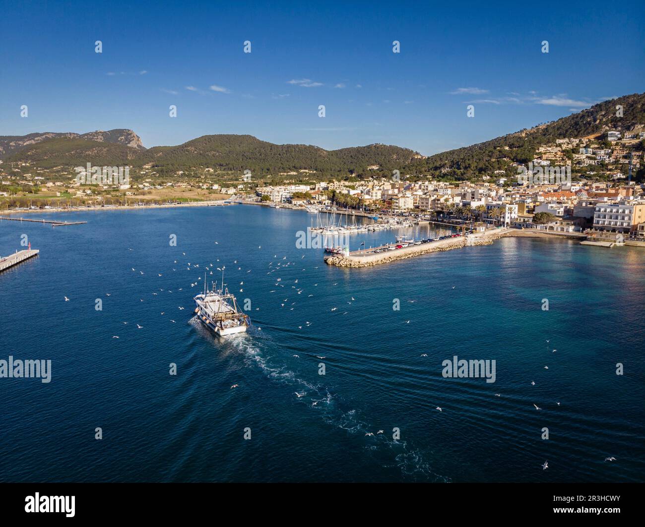 Nave da pesca di Bou che entra nel porto, Andratx, Mallorca, Isole Baleari, Spagna. Foto Stock