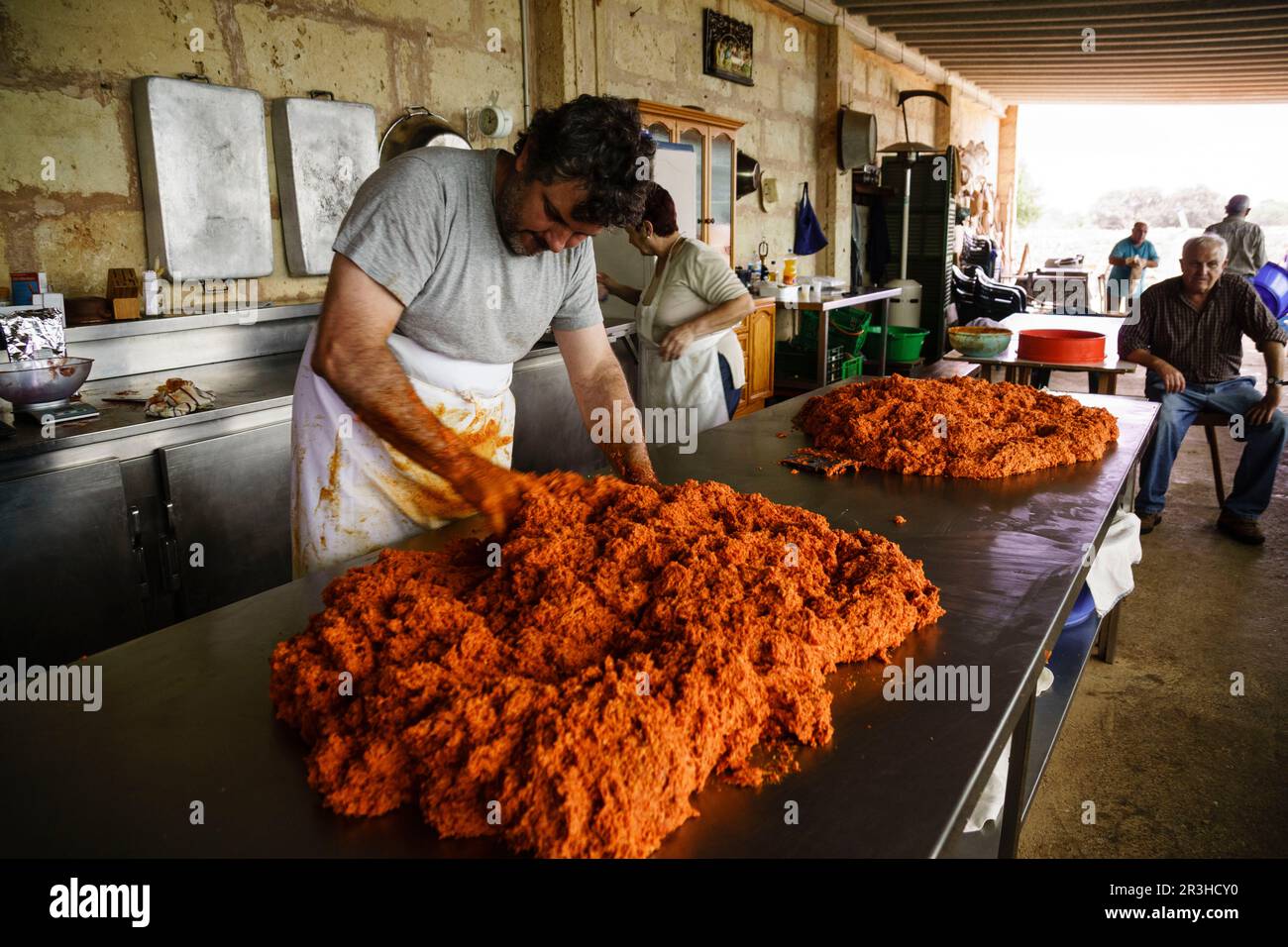 Especiado y mezcla de la sobrasada, tradicional matanza del cerdo, llucmajor,Mallorca, Islas Baleares, Spagna. Foto Stock