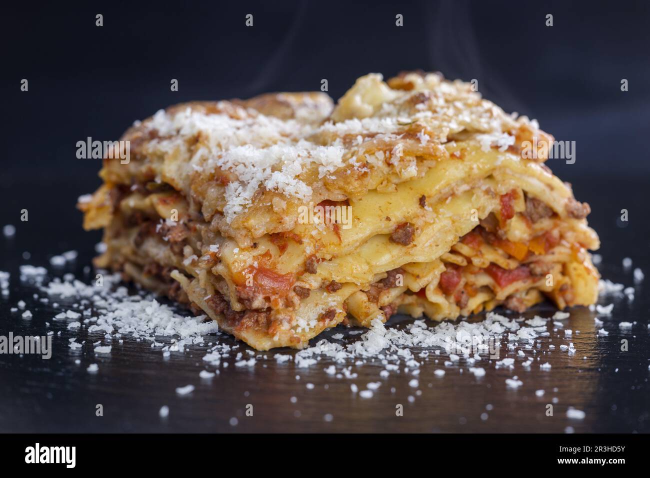 Lasagne fresche su ardesia nera Foto Stock