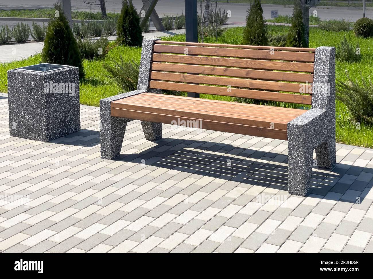 Panca in legno nel parco della città Foto Stock