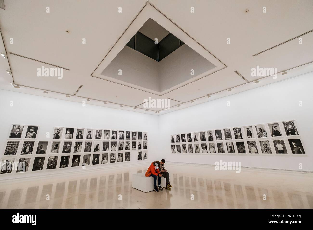 Due bambini che guardano il cellulare in una mostra, IVAM - Institut Valencià d'Art Modern, Valencia, Spagna. Foto Stock