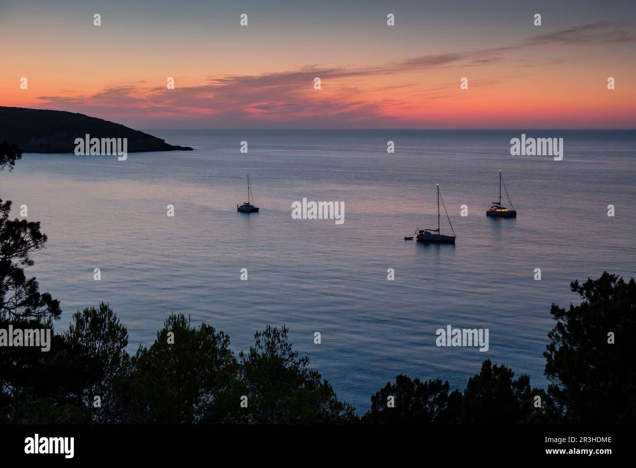 veleros fondeados frente a Cala Xarraca, Ibiza, Isole baleari, Spagna. Foto Stock