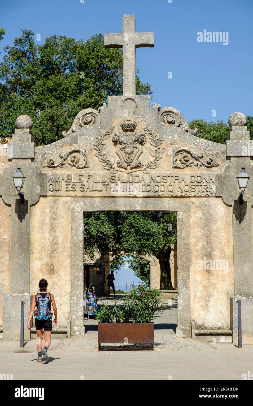 Donna runner all'ingresso del Santuario di nostra Signora di cura, Puig de cura, Algaida, Mallorca, Spagna. Foto Stock