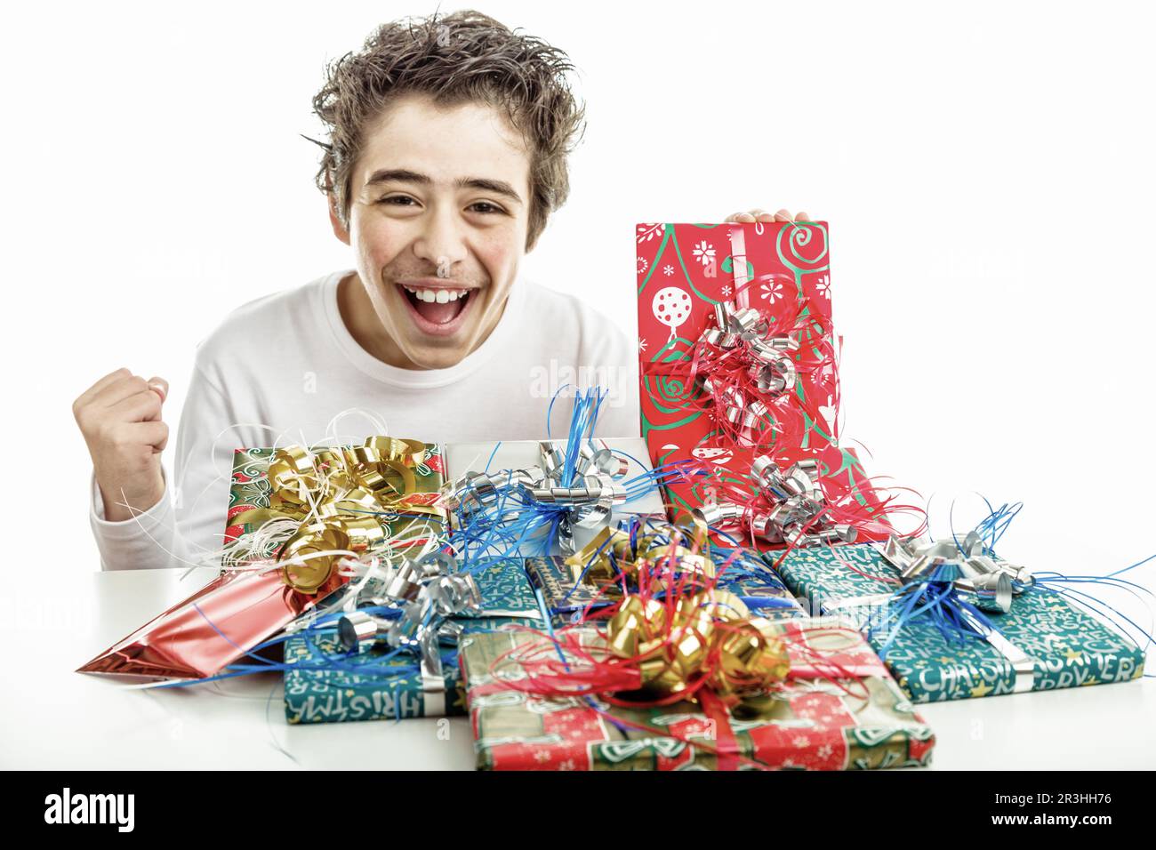 Felice ragazzo sorride ricevendo regali di Natale Foto Stock