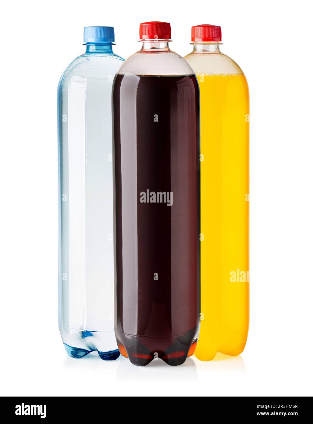 Tre grandi bottiglie di plastica con bottiglie di bibite isolate su sfondo bianco Foto Stock