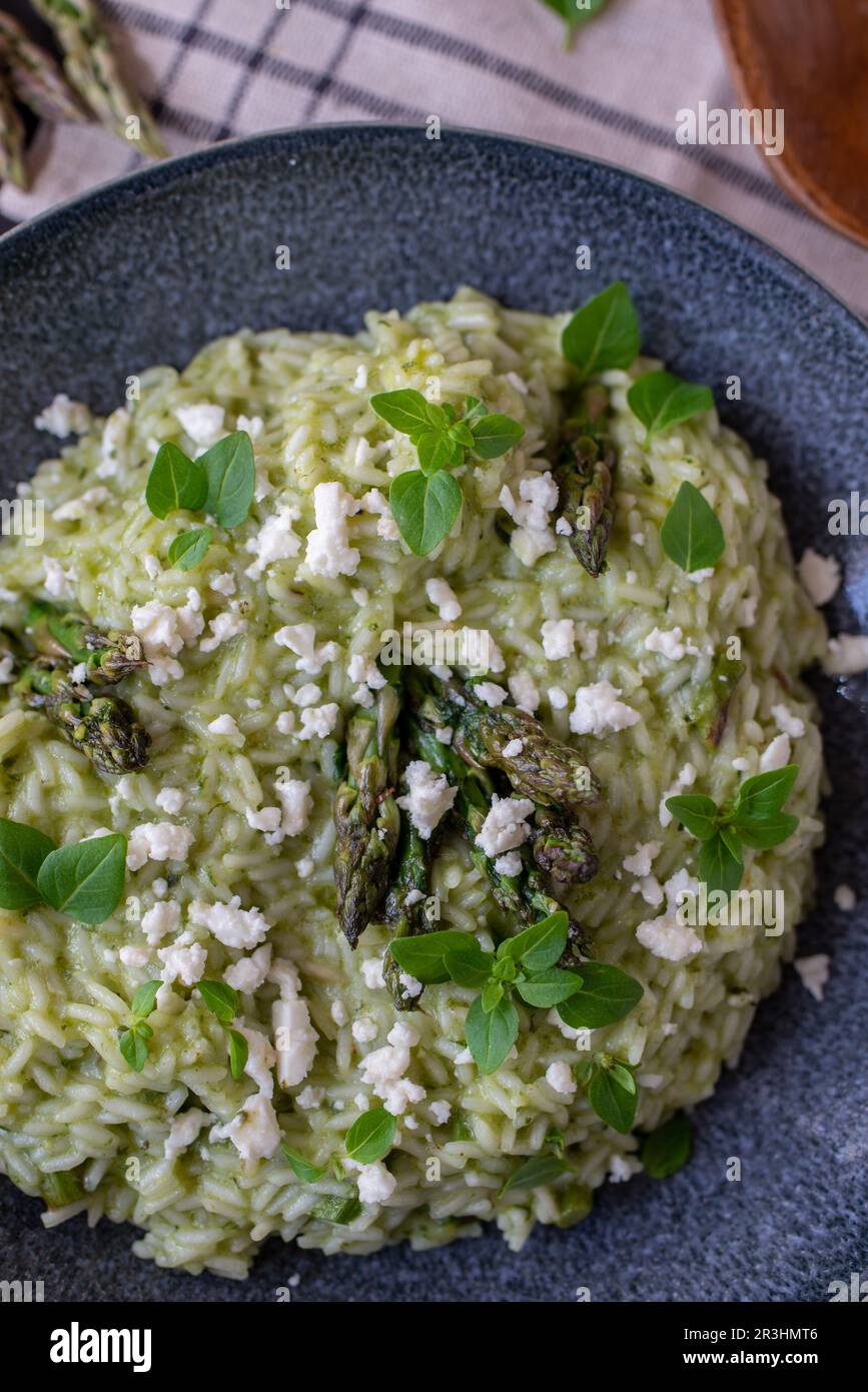 Cibo primaverile; delizioso risotto con asparagi e aglio selvatico Foto Stock