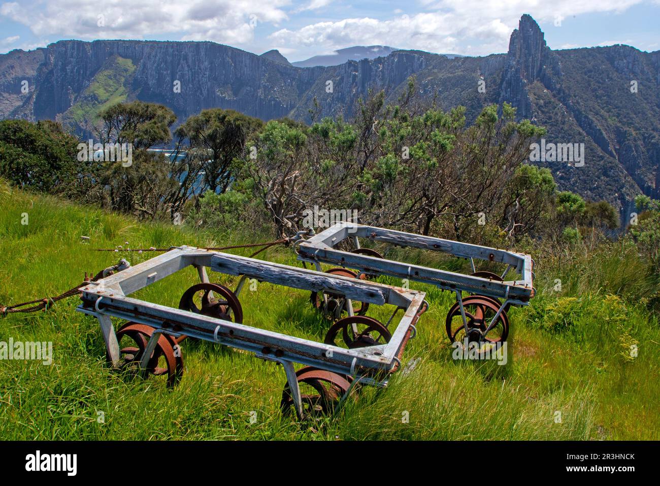 Vecchie carrozze tranviarie su Tasman Island, che guardano di fronte al Blade su Cape Pillar Foto Stock