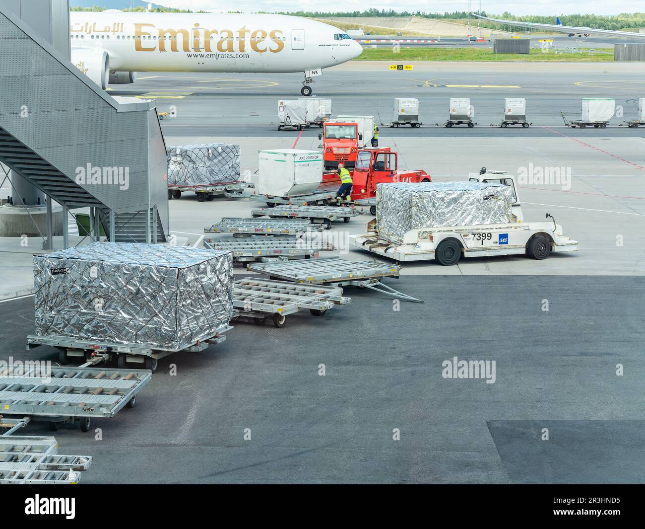 Gardermoen, Norvegia - 22 agosto 2022: Pallet di salmone pronti per la spedizione all'aeroporto di Oslo, Gardermoen. La Norvegia è il più grande esportatore mondiale di salmone Foto Stock