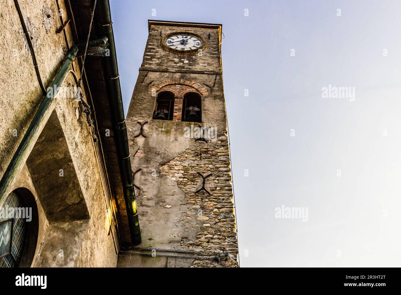 Campanile della chiesa di campagna italiana con orologio Foto Stock