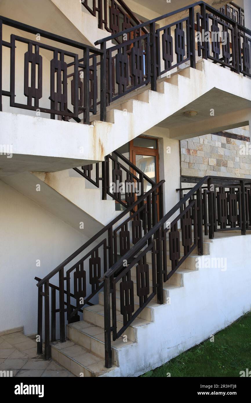 Vista di belle scale con corrimano in metallo vicino casa all'aperto Foto Stock