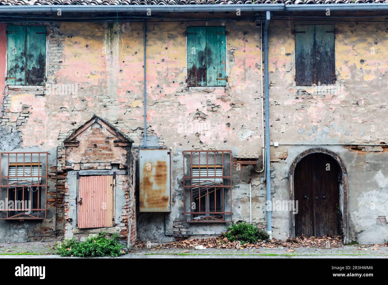 Finestre e porte arrugginite nella vecchia casa colonica italiana Foto Stock