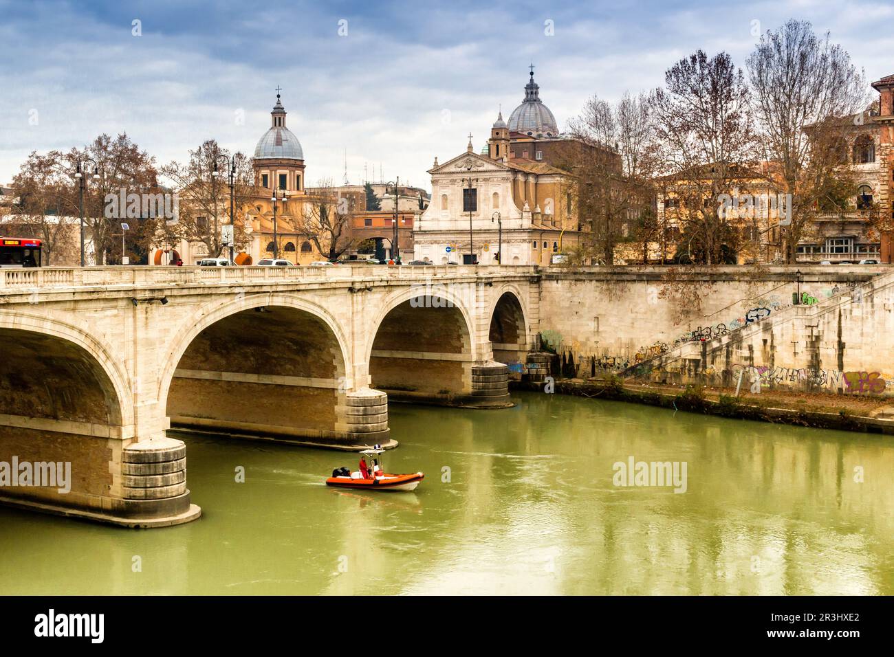 Ponte sul fiume Tevere nel centro di Roma Foto Stock