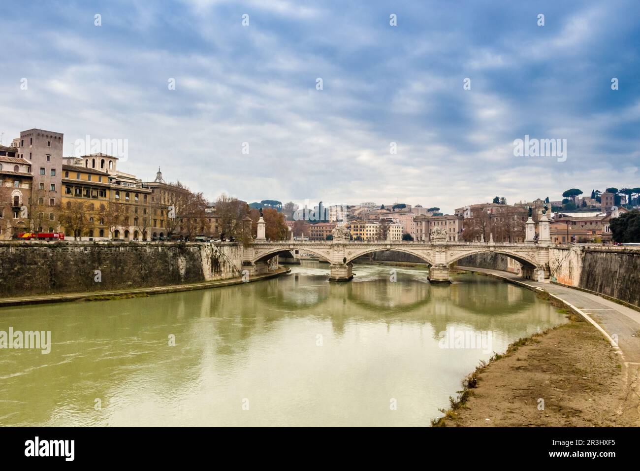 Ponte sul fiume Tevere nel centro di Roma Foto Stock