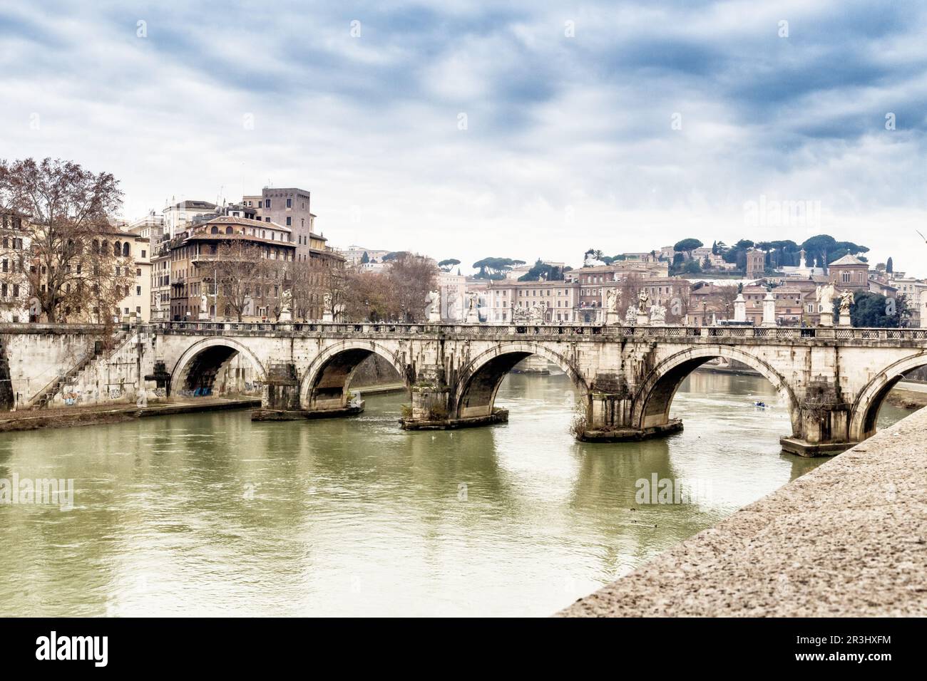 Ponte sul fiume Tevere nel centro di Roma Foto Stock